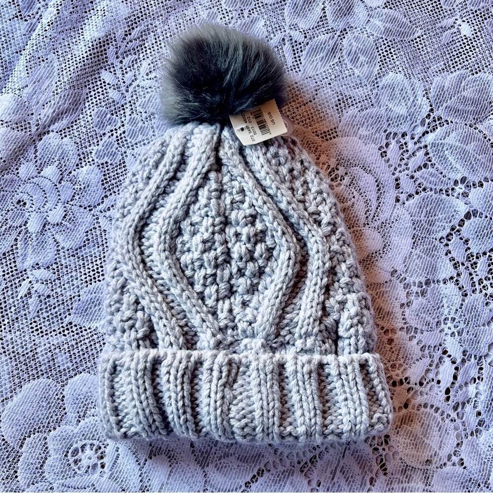 Aerie‎ Women’s Gray Pom Pom Knit Beanie NWT